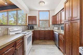 12 Beds Sleep 16 Chalet with HotTub, 2min to Blue - 3