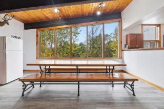 12 Beds Sleep 16 Chalet with HotTub, 2min to Blue - 1