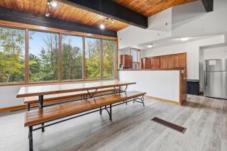 12 Beds Sleep 16 Chalet with HotTub, 2min to Blue - 6