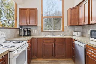 12 Beds Sleep 16 Chalet with HotTub, 2min to Blue - 5