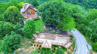 Secluded Luxurious Cabin with Spectacular Living Spaces in Tennessee - 3