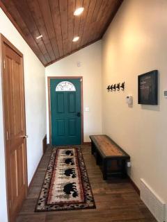 Mountain View Cabin with Deck, Jacuzzi and Ping Pong Table in Montana - 8