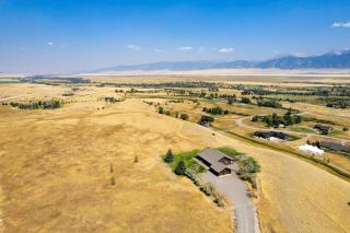Intimate Off-Grid Cabin with Fire Pit and Mountain Views in Montana - 5