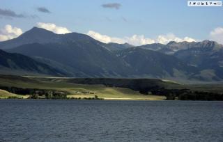 Intimate Off-Grid Cabin with Fire Pit and Mountain Views in Montana - 1