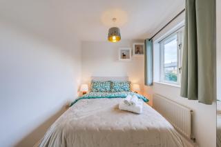 Spacious 3-Bedroom House with Garden and Parking - 3