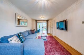 Spacious 3-Bedroom House with Garden and Parking - 5