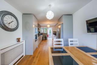 Spacious 3-Bedroom House with Garden and Parking - 6