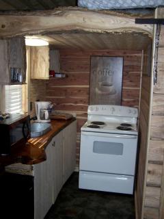 Secluded Sedona Tiny House in Woods Near Lake | Fire Pit, Hammocks, Full Kitchen & Breakfast - 8