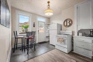 Bright 2-Bed Retreat in Millvale Walk to River - 3