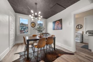 Bright 2-Bed Retreat in Millvale Walk to River - 7