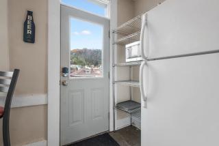 Bright 2-Bed Retreat in Millvale Walk to River - 4