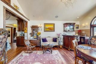 Unique 3BR Mountain Views, Hot Tub and Wood Stove - 3