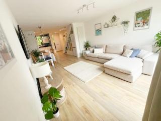 3 Bed Flat Battersea Square with Balcony & Parking - 0