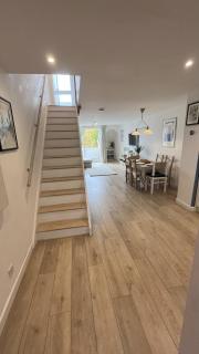 3 Bed Flat Battersea Square with Balcony & Parking - 4