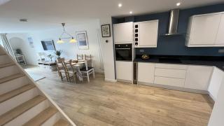 3 Bed Flat Battersea Square with Balcony & Parking - 3