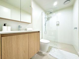 New & Spacious Studio Apt Opposite Central Market - 6
