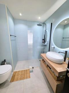 Chic waterfront 1 bedroom apartment, walk to beach, promenade, metro - 3