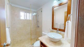 2 bedrooms, 2 bathrooms, steps from the beach. - 6