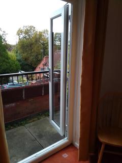 Bright warm, spacious 3 bedroom flat, with balcony, Worcestershire - 8