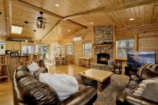 Fox Hollow Retreat- Fox Farm Luxury Lodge – Walk to Ski, Trails & Town Hot Tub, Fireplace - 0