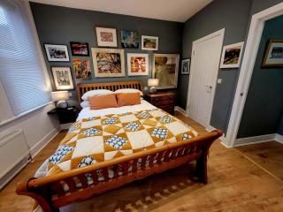 Stylish flat by the beach with stunning sea views - 9