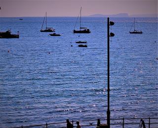 Stylish flat by the beach with stunning sea views - 4