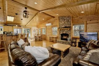 Fox Hollow Retreat- Fox Farm Luxury Lodge – Walk to Ski, Trails & Town Hot Tub, Fireplace - 6