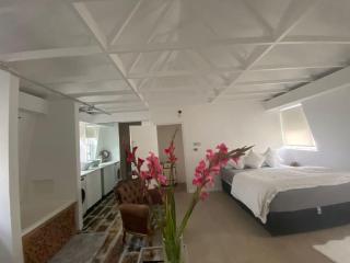 London loft by let it b travel - 8