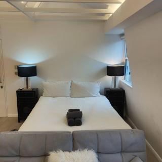 London loft by let it b travel - 5