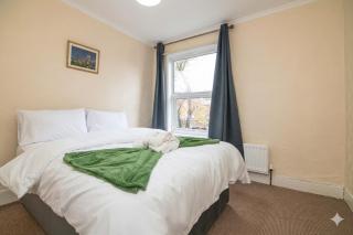 Spacious 6BR Family & Group Home Garden & Parking Sleeps 10 - 6