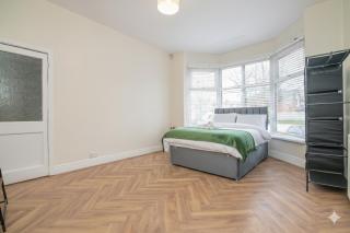 Spacious 6BR Family & Group Home Garden & Parking Sleeps 10 - 4