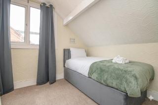 Spacious 6BR Family & Group Home Garden & Parking Sleeps 10 - 1