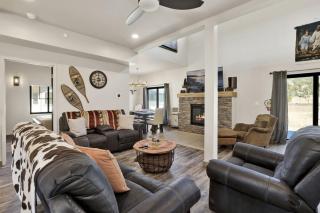 Golden Bear at Shay Meadows~ Relaxing Equestrian Estate w/ Hot Tub + Foosball - 0