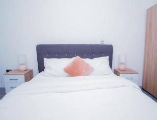 Apartment - Sleeps 7 - Parking - WiFi - 5