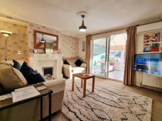 Sunny Queens Park Home - Garden & Private Parking - 8