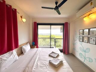 North Goa Escape 2BHK Family Apartment with Balcony & Pool - Near Candolim Beach - 8