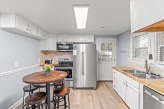 Runaway Bay - 3rd Row - Beach House - Crescent Beach - 1