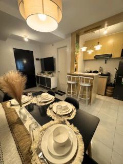 Urbanic Styled 2BR - City Views Unit - 2