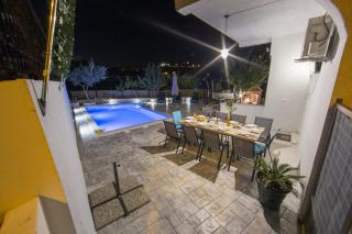 Family friendly apartments with a swimming pool Split - 14203 - 2