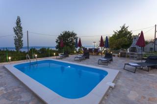 Family-friendly apartments with swimming pool Gornji Tucepi, Makarska - 17686 - 1