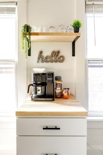 Jungle House Columbus Sleep 16 Downtown Ohio Free Parking - Near Convention Center & Nationwide Arena - 4BR Luxury Home - Pet Friendly - Over 5,800 Five Stars - Columbus - 1