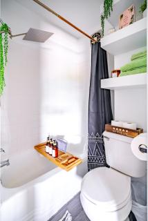 Jungle House Columbus Sleep 12 Downtown Ohio Free Parking - Steps to Convention Center & Nationwide Arena - 2BR Short North Luxury Home - Over 5,800 Five Star Stays - Columbus - 3