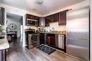 Jungle House Columbus Sleep 12 Downtown Ohio Free Parking - Steps to Convention Center & Nationwide Arena - 2BR Short North Luxury Home - Over 5,800 Five Star Stays - Columbus - 6