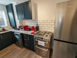 Newly refurbished One Bedroom House With Garden - 4