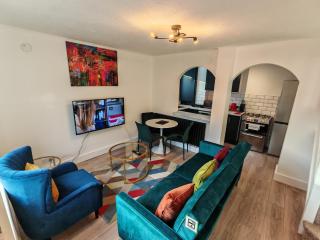 Newly refurbished One Bedroom House With Garden - 8