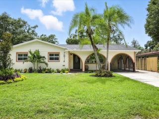 Luxury Oasis Retreat Pickleball Pool Spa Billiard Gaming - 9