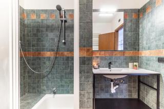 Jacuzzi Lake View Suite - 3