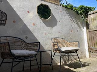 Arty hideaway with courtyard near beach - 8