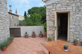 Traditionelles Steinhaus mit Innenhof und Terrasse im Zentrum von Medulin, nicht weit vom Strand entfernt - 1