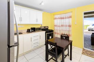 Mins from Beach • WiFi + AC • BBQ Grill - 7